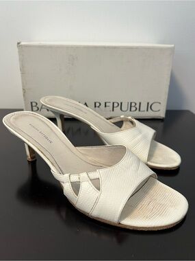 Banana Republic Cream Textured Leather Open-Toe Kitten Heel. Size 9, Fit Small